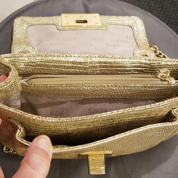 💕MICHAEL KORS💕 Lizard Embossed Leather Turnlock Crossbody Bag ~ Metallic Gold - Picture 6 of 8